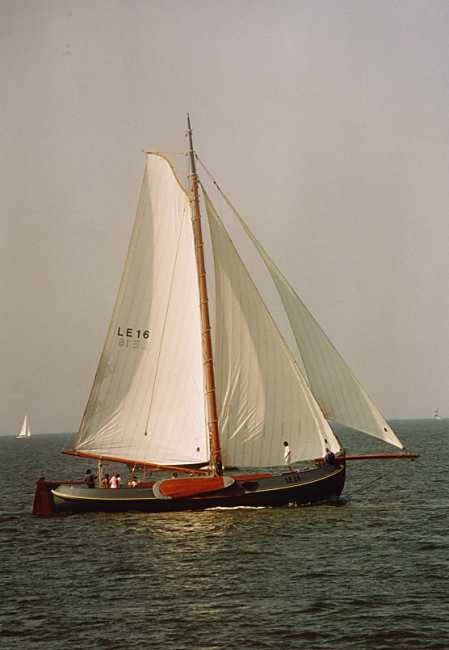 VA173 de LE 16 met Lemmer Ahoy zonder wimpel