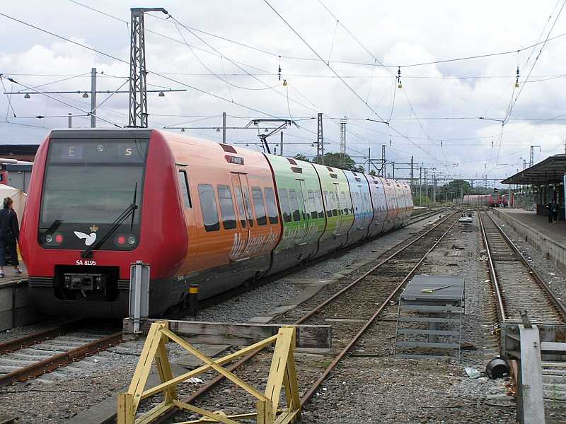 P7170163.jpg - De regenboog trein in Hillerod