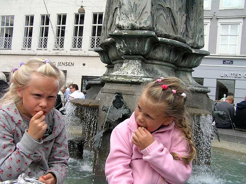 P7170180.jpg - Pulse eten bij fontein in centrum Copenhage