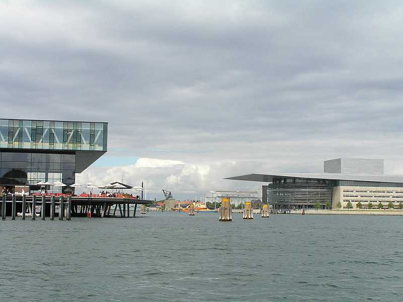 P7170207.jpg - Rechts Het Opera huis,Links The royal Danish Playhouse