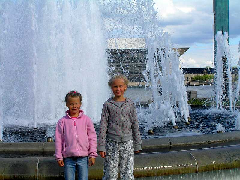 P7170215.jpg - Bij Amalienborg fontein