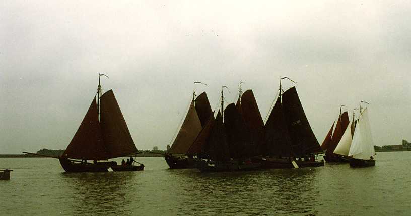 Maar zien of wij onder al die lappen weg kunnen komen