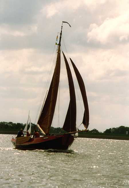 Piet Kortstra met zijn schouw 'tWylde Wife