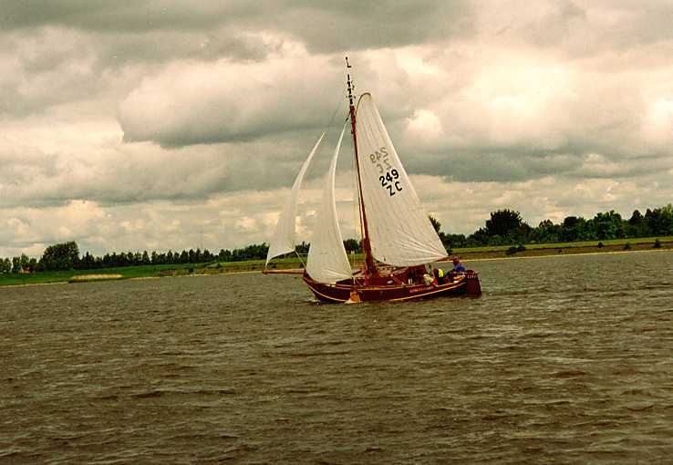 De ZC249 kruist langs strand bij Lemmer