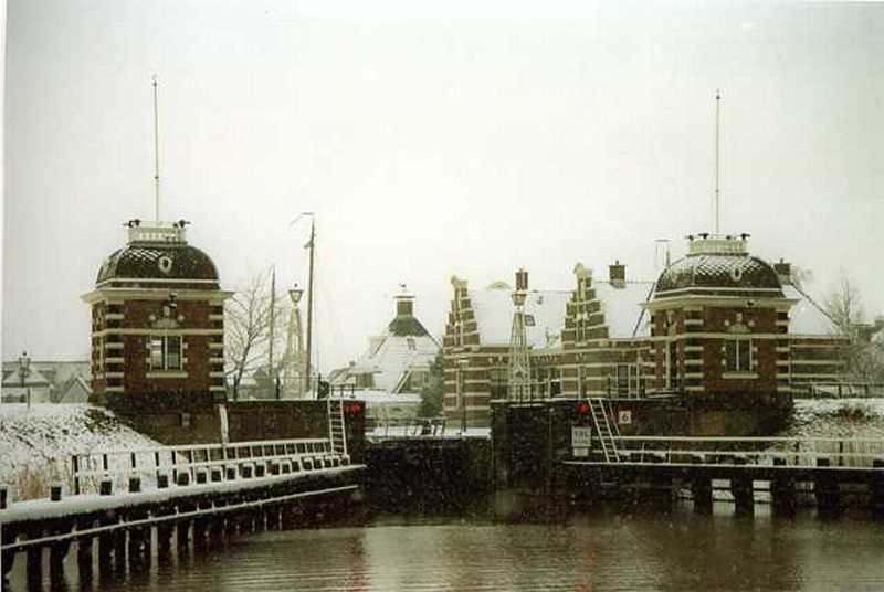 Weinig scheepvaart bij de sluis van Lemmer