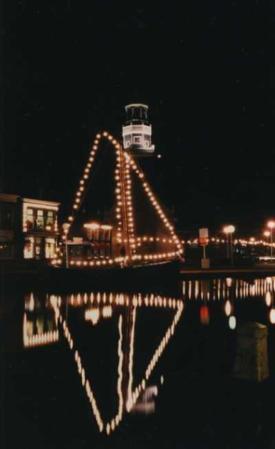 In de donkere maanden is 't Dok in Lemmer sfeervol verlicht