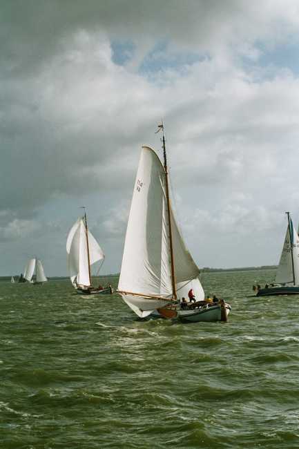 VA114 voor de wind op grote achterstand