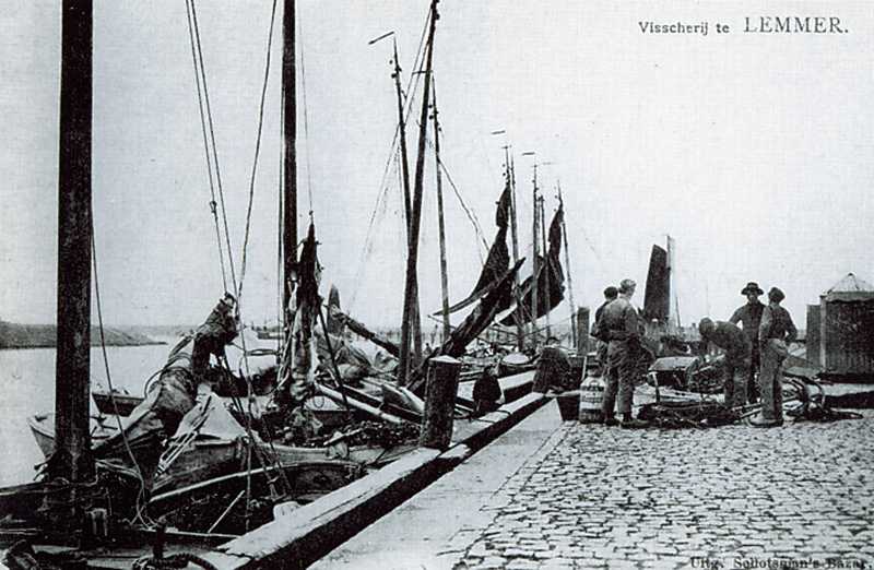 Vissers op de kade van vluchthaven