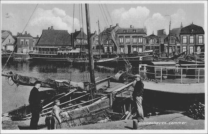 Rechts staat Evert Karro