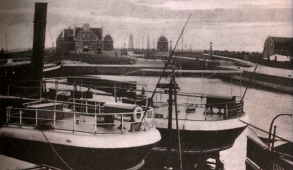 Binnen haven met zicht op Lemster sluis