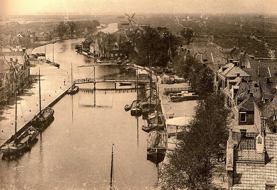 Van uit de Lemstertoer het dok met oude brug