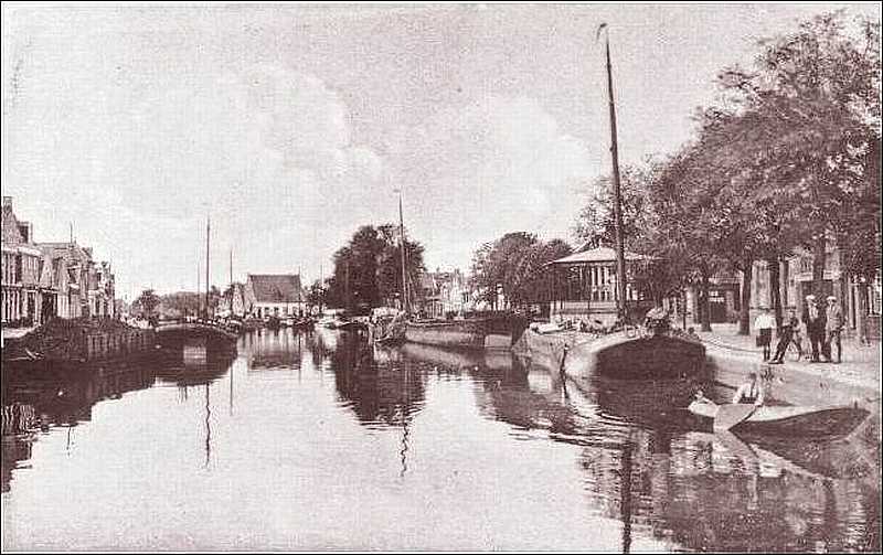 Met rechts  de muziek tent 