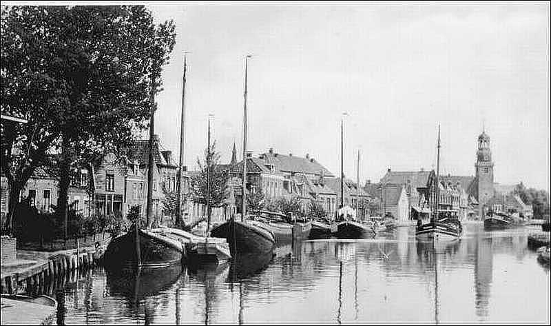 Vracht vaart door 'tdok met rustende  botters enaaken
