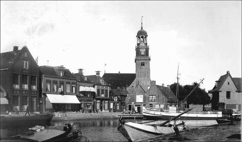 Hervormde kerktoren.mooi wit schokkertje op voorgrond
