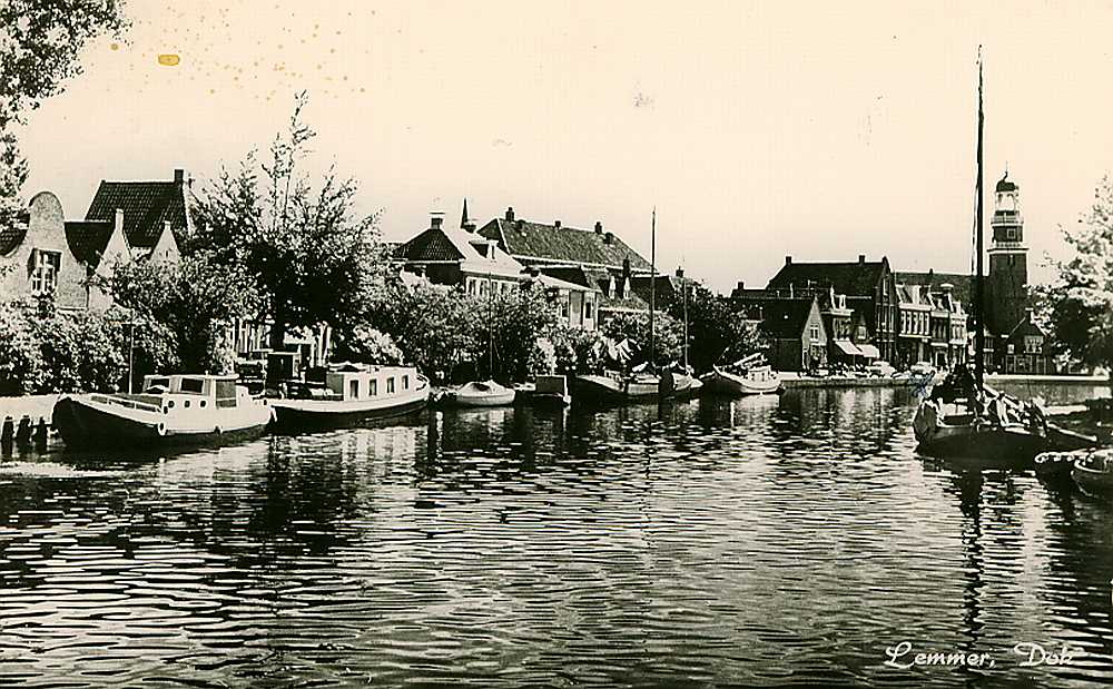't Dok met links het schip desnikke van sk&ucirc;tsje skipper Ritsma