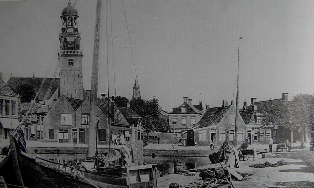 Op achtergrond torentje van postkantoor