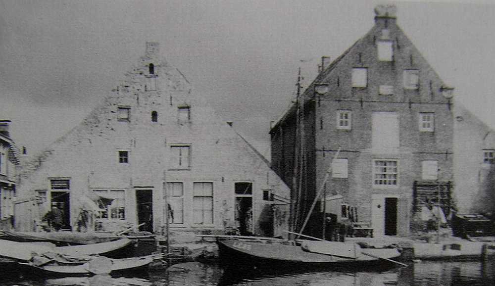Woning links werd later een bakkerij,inpakhuis rechts zat groenteman  Gaastra