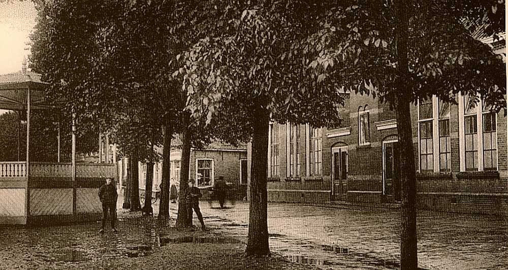 Korte streek met muziektent nog in het midden