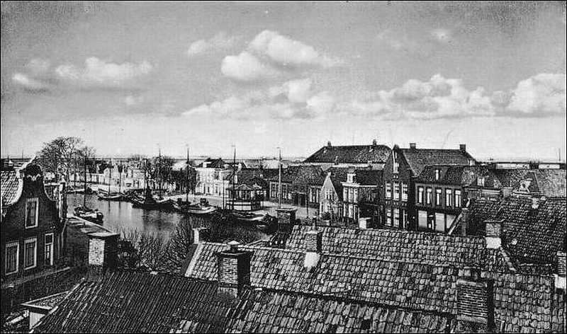  zicht over korte streek vanaf gedemte gracht