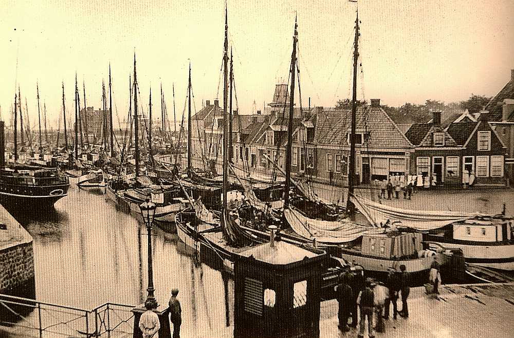 Drukte aan Prinssesenkade voor de sluis