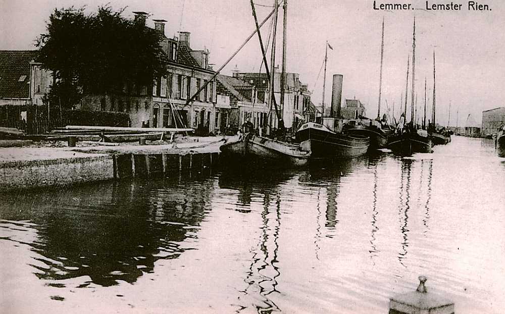 Rien met links v/dNeut masten maker en zeilmaker de Vries