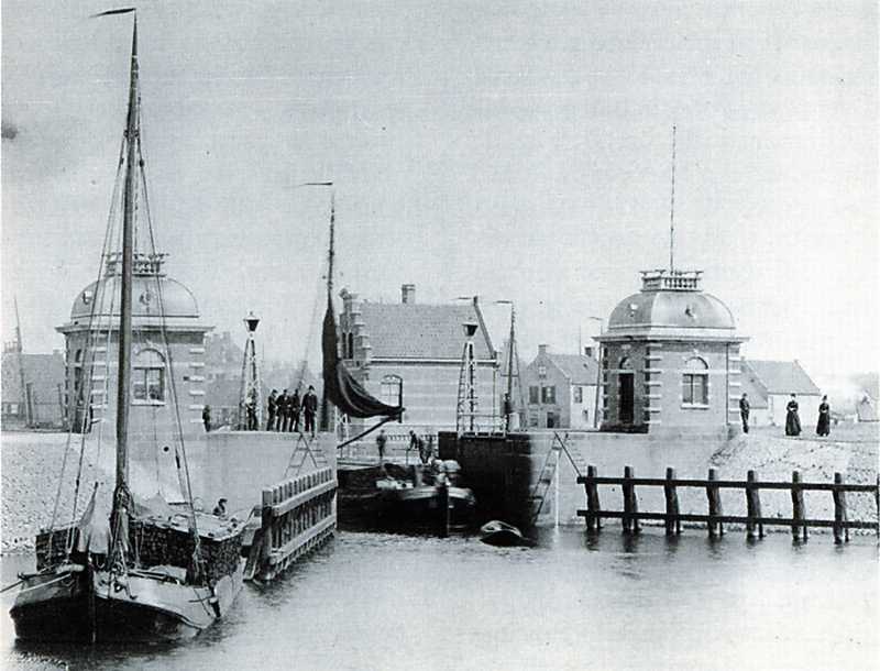 1888 het jaar dat de Lemster sluis nieuwe deuren kreeg.