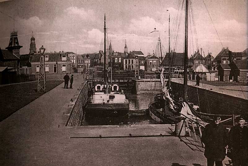 Vrachtverkeer door Lemster sluis