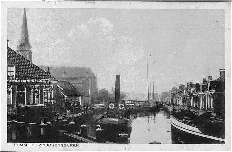 op de plaats van deboerderij links staat nu de huisartsen praktijk van Weber