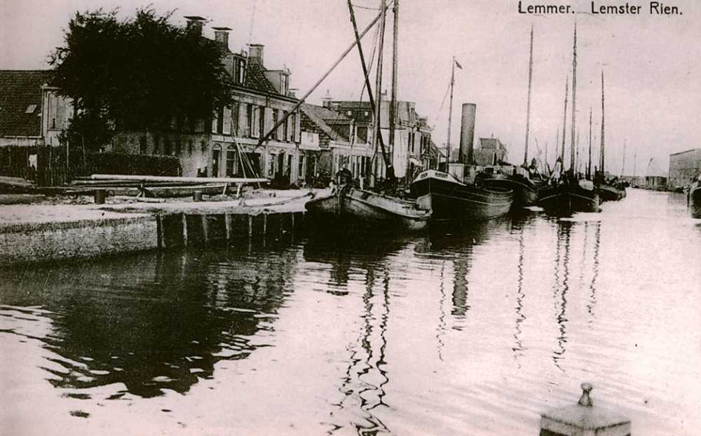 Rien met zicht op mast en zeilmakers van toen