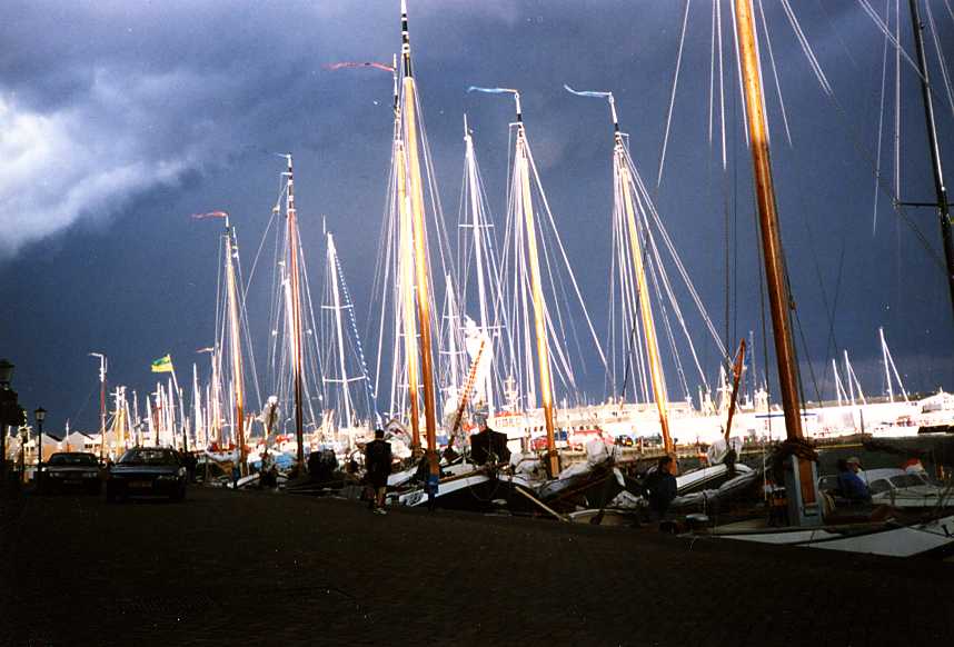 Veel vuurwerk in de verte ,zon boven Urk