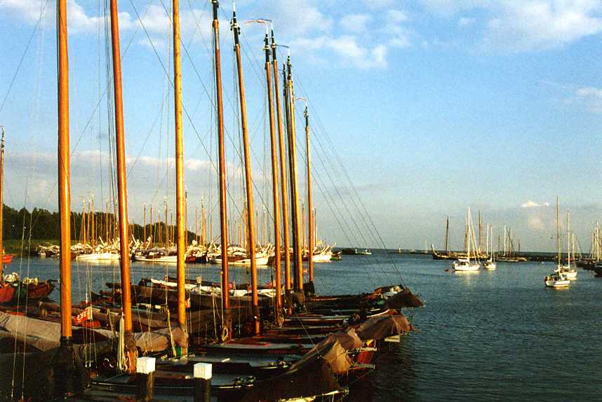 haven zicht oktober2000 vanuit theehuis op dijk in enkhuizen