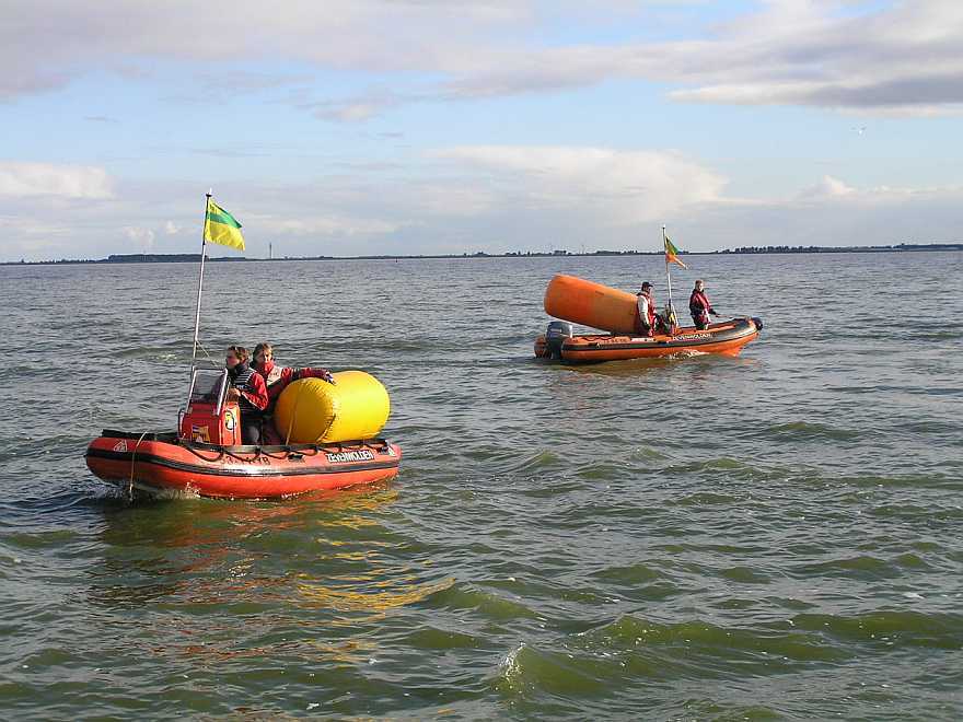 G.Harder jr en vriendin plus A,dijkstra en Bergh jr plaatsen de boeien