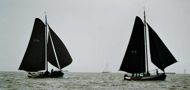 De HI 8 en LE194 op weg naar Lemster haven