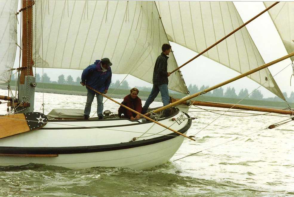 Iem kan niet alleen al die stokken vast houden natuurlijk