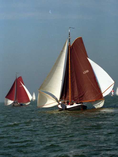 LE33 en LE47 op weg bij de Skegrace naar Hielpen 2000