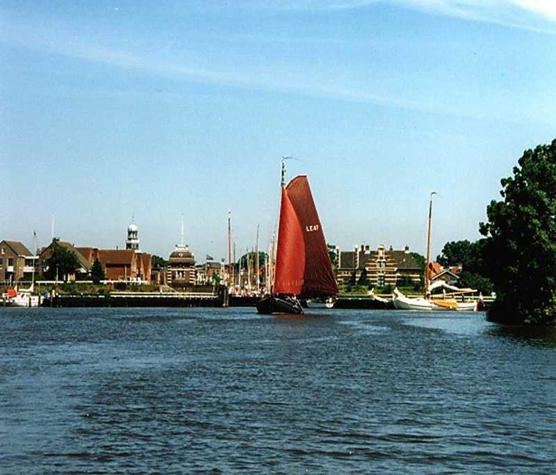 LE47 verlaat de sluis van Lemmmer