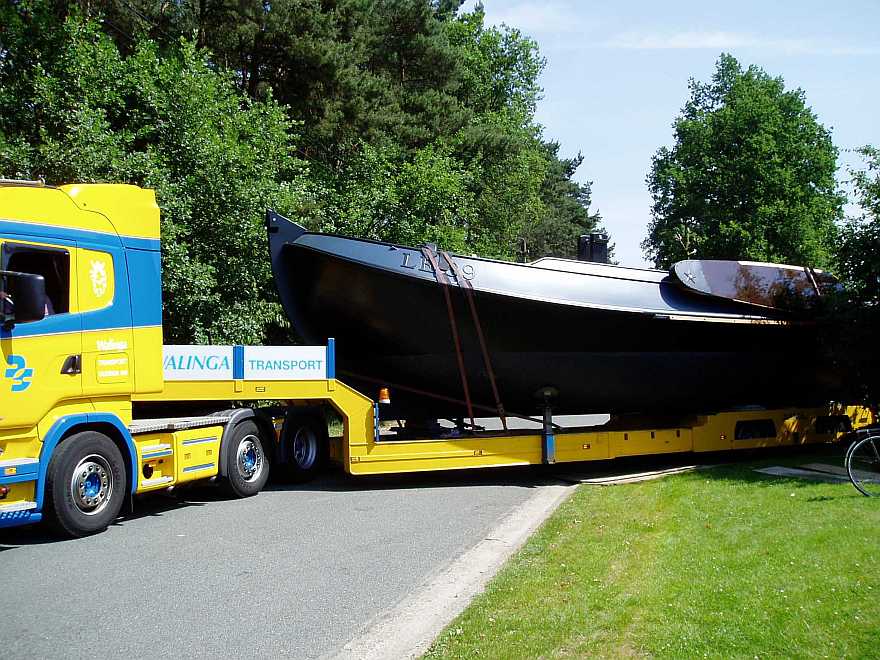 LE89 over de weg voor water in Friesland