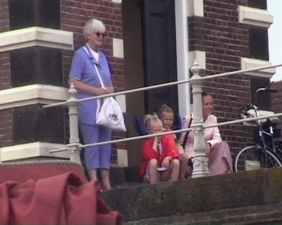 En na de eerste dag stonden zij aan de haven,Hielke's Vrouwen !!