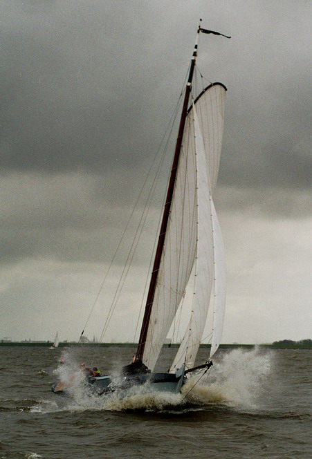 ZA2 slaat met zijn bolle kop de golven aan gord